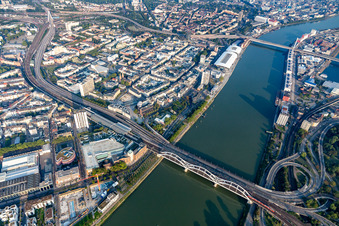 Luftaufnahme von Rheinbrücken zwischen Mannheim und Ludwigshafen mit den abrissreifen, gesperrten Hochstraßen Süd und Nord in Ludwigshafen am Rhein im Ortsteil Mitte im Bundesland Rheinland-Pfalz, Deutschland