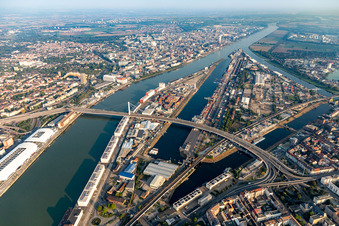 Kaianlagen und Schiffs- Anlegestellen am Hafenbecken des Binnenhafen Rheinhafen und Kurt-Schuhmacherbrücke für die B44 über den Rhein nach Ludwigshafen in Mannheim im Ortsteil Innenstadt im Bundesland Baden-Württemberg, Deutschland