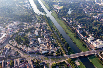 Klinikgelände des Krankenhauses der Universitätsklinik und dem Klinikum Mannheim am Ufer des Neckar in Mannheim im Ortsteil Neckarstadt-Ost im Bundesland Baden-Württemberg, Deutschland