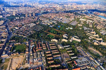Herzogenriedpark Mannheim zwischen Neckar und B38 im Ortsteil Neckarstadt-Ost im Bundesland Baden-Württemberg, Deutschland