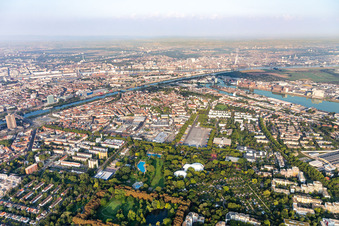Herzogenriedbad im Herzogenriedpark und Stadtteil Neckarstadt West in Mannheim im Ortsteil Neckarstadt-Ost im Bundesland Baden-Württemberg, Deutschland