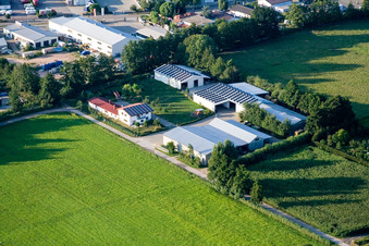 Schrägluftbild von In den Rötzwiesen, Hof Fam. Kerth im Ortsteil Minderslachen in Kandel im Bundesland Rheinland-Pfalz, Deutschland