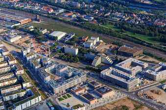 Grüne Meile mit Qube Hotel Bahnstadt, LUXOR-Filmpalast Heidelberg sowie Grundschule Bahnstadt am Gadamerplatz im Bundesland Baden-Württemberg, Deutschland