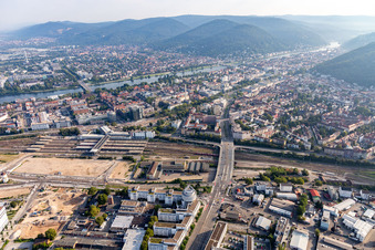 Brücke der Speyerer Strasse über die Bahngleise zum Ortsteil Weststadt zwischen Hauptbahnhof und Neckar in Heidelberg im Bundesland Baden-Württemberg, Deutschland