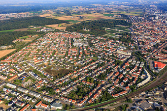 Stadtübersicht aus Osten jenseits der Eisenbahn in Schwetzingen im Bundesland Baden-Württemberg, Deutschland