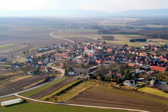 Drohnenaufname von Niederlauterbach im Bundesland Bas-Rhin, Frankreich