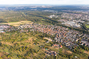 Ortsansicht der Straßen und Häuser der Wohngebiete in Hochstadt in Maintal im Bundesland Hessen, Deutschland