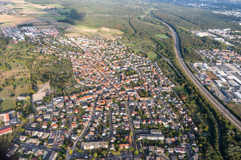 Luftbild von Ortsansicht der Straßen und Häuser der Wohngebiete in Hochstadt in Maintal im Bundesland Hessen, Deutschland
