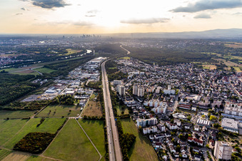 Luftbild von A66 nach Frankfurt im Ortsteil Bischofsheim in Maintal im Bundesland Hessen, Deutschland