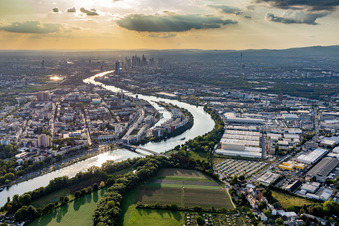 Luftbild von Wohngebiet der Mehrfamilienhaussiedlung auf der ABG Hafeninsel am Ufer des Main in Offenbach am Main im Ortsteil Kaiserlei im Bundesland Hessen, Deutschland