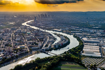 Neubau - Wohngebiet der Mehrfamilienhaussiedlung am Ufer des Main in Offenbach am Main im Ortsteil Kaiserlei im Bundesland Hessen, Deutschland