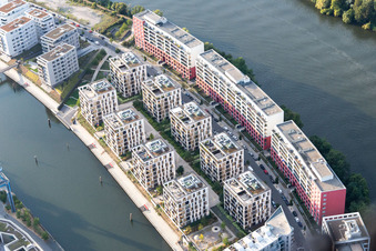 Schrägluftbild von Wohngebiet der Mehrfamilienhaussiedlung auf der ABG Hafeninsel am Ufer des Main in Offenbach am Main im Ortsteil Kaiserlei im Bundesland Hessen, Deutschland