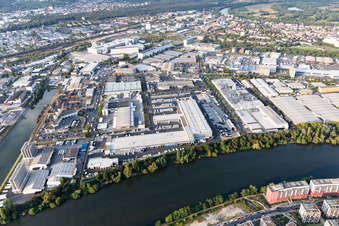 Gebäudekomplex und Gelände des Logistikzentrums am Main-Hafen von DB Schenker, UPS Center Frankfurt und Karl Schmidt im Ortsteil Fechenheim in Frankfurt am Main im Bundesland Hessen, Deutschland