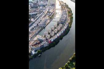 Wohngebiet der Mehrfamilienhaussiedlung auf der ABG Hafeninsel am Ufer des Main in Offenbach am Main im Ortsteil Kaiserlei im Bundesland Hessen, Deutschland aus der Luft betrachtet