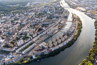 Drohnenaufname von Wohngebiet der Mehrfamilienhaussiedlung auf der ABG Hafeninsel am Ufer des Main in Offenbach am Main im Ortsteil Kaiserlei im Bundesland Hessen, Deutschland