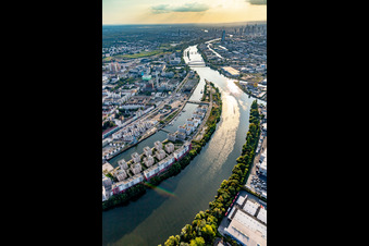 Drohnenbild von Wohngebiet der Mehrfamilienhaussiedlung auf der ABG Hafeninsel am Ufer des Main in Offenbach am Main im Ortsteil Kaiserlei im Bundesland Hessen, Deutschland
