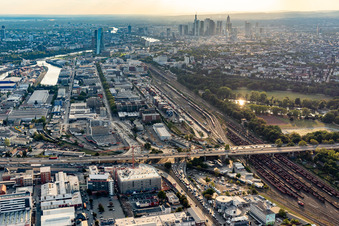 Rangierbahnhof und Güterbahnhof der Deutschen Bahn und Hafen vor der Skyline des Bankenviertels in Frankfurt-Ostend in Frankfurt am Main im Bundesland Hessen, Deutschland