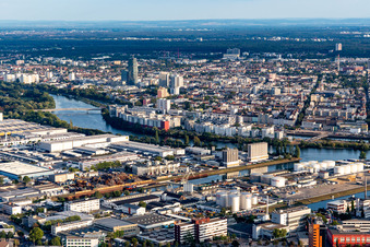 Gebäudekomplex und Gelände des Logistikzentrums am Main-Hafen von Oiltanking, DB Schenker, UPS Center Frankfurt und Karl Schmidt im Ortsteil Ostend in Frankfurt am Main im Bundesland Hessen, Deutschland