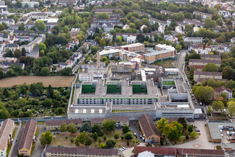 Gefängnis- Gelände und Sicherheitsumzäunung der Justizvollzugsanstalt Justizvollzugsanstalt Frankfurt III in Frankfurt am Main. Nur für redaktionelle Nutzung freigegeben  im Ortsteil Preungesheim im Bundesland Hessen, Deutschland