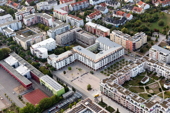 Platz- Ensemble Gravensteiner Platz im Innenstadt- Zentrum im Ortsteil Preungesheim in Frankfurt am Main im Bundesland Hessen, Deutschland