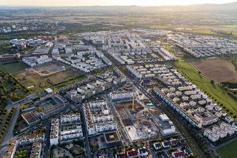 Luftbild von Wohngebiets- Baustelle mit Mehrfamilienhaussiedlung- Neubau an der an der Konrad-Zuse-Straße im Ortsteil Kalbach-Riedberg in Frankfurt am Main im Bundesland Hessen, Deutschland