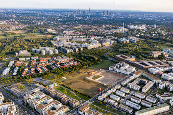 Wohngebiets- Baustelle mit Mehrfamilienhaussiedlung- Neubau an der an der Konrad-Zuse-Straße im Ortsteil Kalbach-Riedberg in Frankfurt am Main im Ortsteil Niederursel im Bundesland Hessen, Deutschland
