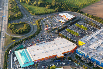 Gebäude des Baumarktes HORNBACH Frankfurt Nieder-Eschbach im Ortsteil Nieder-Eschbach in Frankfurt am Main im Bundesland Hessen, Deutschland