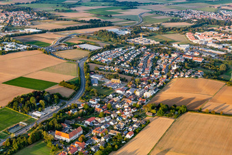 Ortsansicht der Straßen und Häuser der Wohngebiete in Kloppenheim in Karben im Bundesland Hessen, Deutschland