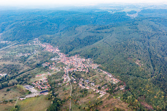 Drohnenbild von Ernolsheim-lès-Saverne im Bundesland Bas-Rhin, Frankreich