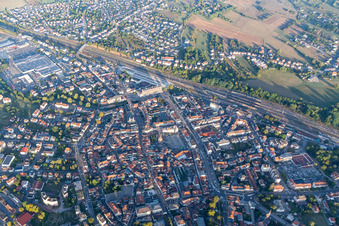 Stadtzentrum im Innenstadtbereich mit Bahnhof in Sarrebourg in Grand Est im Bundesland Moselle, Frankreich