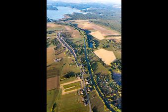 Kanalverlauf und Uferbereiche des Verbindungs- Kanales Canal des Houlières de la Sarre in Diane-Capelle im Bundesland Moselle, Frankreich