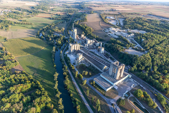 Gelände und Abraum- Flächen Zement- Tagebau und Baustoff- Werk von Ciment Vicat in Xeuilley in Grand Est im Bundesland Meurthe-et-Moselle, Frankreich
