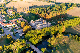 Gebäude und Schloßpark- Anlagen des Wasserschloß Château d'Haroué in Haroue in Grand Est im Bundesland Meurthe-et-Moselle, Frankreich