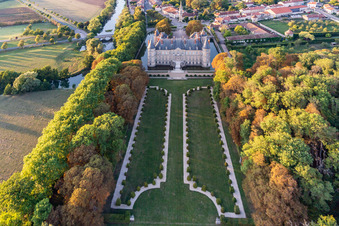 Luftbild von Gebäude und Schloßpark- Anlagen des Wasserschloß Château d'Haroué in Haroue in Grand Est im Bundesland Meurthe-et-Moselle, Frankreich