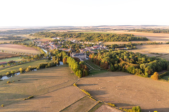 Drohnenbild von Chateau de Haroué im Bundesland Meurthe-et-Moselle, Frankreich