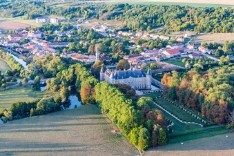 Chateau de Haroué im Bundesland Meurthe-et-Moselle, Frankreich aus der Drohnenperspektive