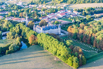 Chateau de Haroué im Bundesland Meurthe-et-Moselle, Frankreich von einer Drohne aus