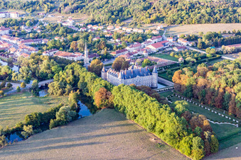 Luftaufnahme von Gebäude und Schloßpark- Anlagen des Wasserschloß Château d'Haroué in Haroue in Grand Est im Bundesland Meurthe-et-Moselle, Frankreich