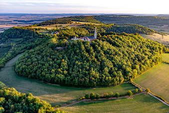 Kirchenturm und Turm- Dach am Kirchengebäude der Basilique Notre-Dame de Sion auf einem bewaldeten Hügel in Saxon-Sion in Grand Est im Bundesland Meurthe-et-Moselle, Frankreich