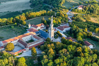 Turm und Kirchengebäude der Basilique Notre-Dame de Sion auf dem Wallfahrtshügel Site de la Colline de Sion-Vaudémont in Saxon-Sion in Grand Est im Bundesland Meurthe-et-Moselle, Frankreich
