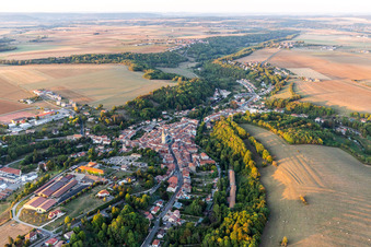 Luftbild von Vézelise im Bundesland Meurthe-et-Moselle, Frankreich