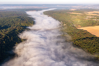 Nebelverhangene Wolkenbank über den Uferbereichen am Flußverlauf der Mosel in Maron in Grand Est im Bundesland Meurthe-et-Moselle, Frankreich