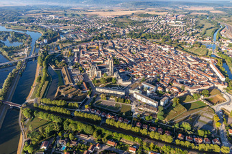 Luftbild von Stadtzentrum im Innenstadtbereich zwischen Ufer des Flußverlaufes Mosel und dem Kanal Rhin-Marne in Toul in Grand Est im Bundesland Meurthe-et-Moselle, Frankreich