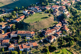 Dorf mit Halde im Ortskern in Amance in Grand Est im Bundesland Meurthe-et-Moselle, Frankreich