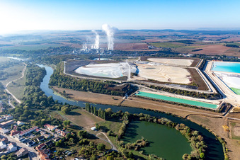 Türkisblaue Salinebecken zur Kalisalzgewinnung der Compagnie des Salins du Midi et des Salines de l'Est SA und Chemiewerk SEQENS La Madeleine (Novacarb) in Laneuveville-devant-Nancy in Grand Est im Bundesland Meurthe-et-Moselle, Frankreich