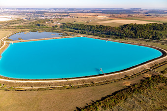 Türkisblaue Salinebecken zur Kalisalzgewinnung der Compagnie des Salins du Midi et des Salines de l'Est SA in Laneuveville-devant-Nancy in Grand Est in Varangéville im Bundesland Meurthe-et-Moselle, Frankreich