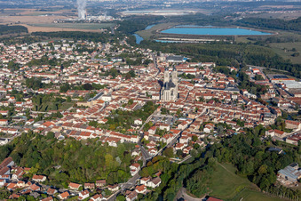 Kirchengebäude von Basilique de Saint-Nicolas-de-Port im Altstadt- Zentrum der Innenstadt in Saint-Nicolas-de-Port in Grand Est im Bundesland Meurthe-et-Moselle, Frankreich