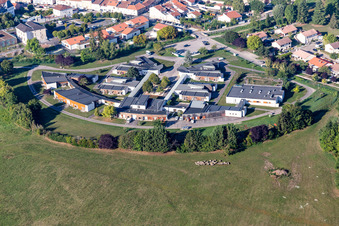 Gebäude des Seniorenzentrums " Maison de Retraite Rosieres Aux Salines " an der Rue du Paquis des Toiles in Rosieres-aux-Salines in Grand Est in Rosières-aux-Salines im Bundesland Meurthe-et-Moselle, Frankreich