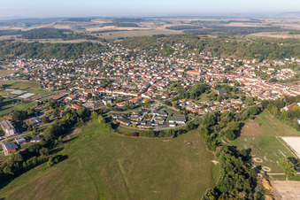 Ortsansicht der Straßen und Häuser der Wohngebiete in Rosieres-aux-Salines in Grand Est in Rosières-aux-Salines im Bundesland Meurthe-et-Moselle, Frankreich