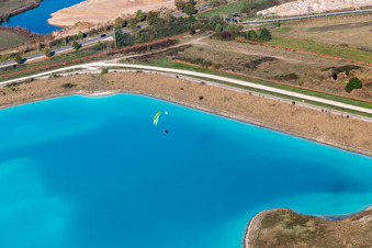 Braun - weiße Salinen Felder zur Salzgewinnung in Rosières-aux-Salines im Bundesland Meurthe-et-Moselle, Frankreich aus der Luft betrachtet